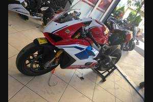 Complete and painted fairings with back seat Neoprene seat DUCV4WTRE
