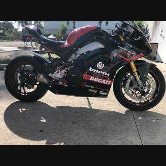 Complete and painted fairings with back seat Neoprene seat DUCV4BR18
