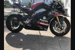 Complete and painted fairings with back seat Neoprene seat DUCV4BR18
