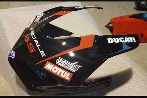 Complete and painted fairings with back seat Neoprene seat DUCV4BR18