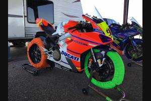 Complete and painted fairings with back seat Neoprene seat DUCV4MT18VS2 Complete and painted fairings with back seat Neoprene seat DUCV4MT18VS2